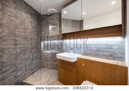 contempoaray en suite bathroom with three piece suite and wooden elements