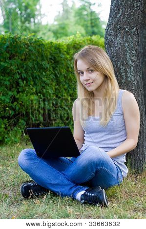 Nuori tyttö on laptop
