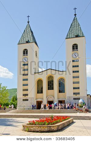 MEDJUGORJE，波斯尼亚和黑塞哥维那-5 月 4 日： 不明身份朝圣者访问圣詹姆斯教堂 5 月 4 日