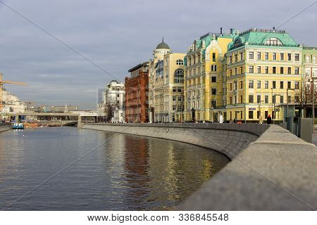 Famous Moscow Downtown - Bolotnaya Embankment And Kadashevskaya Naberezhnaya.