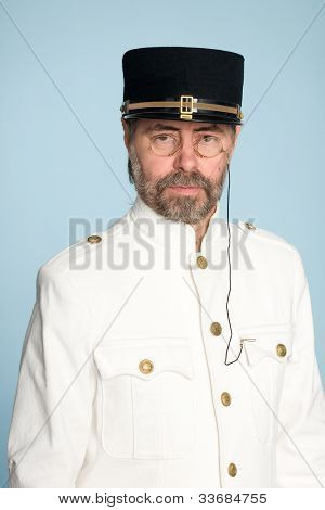 Adam pince-nez bir deniz subayı şeklinde.