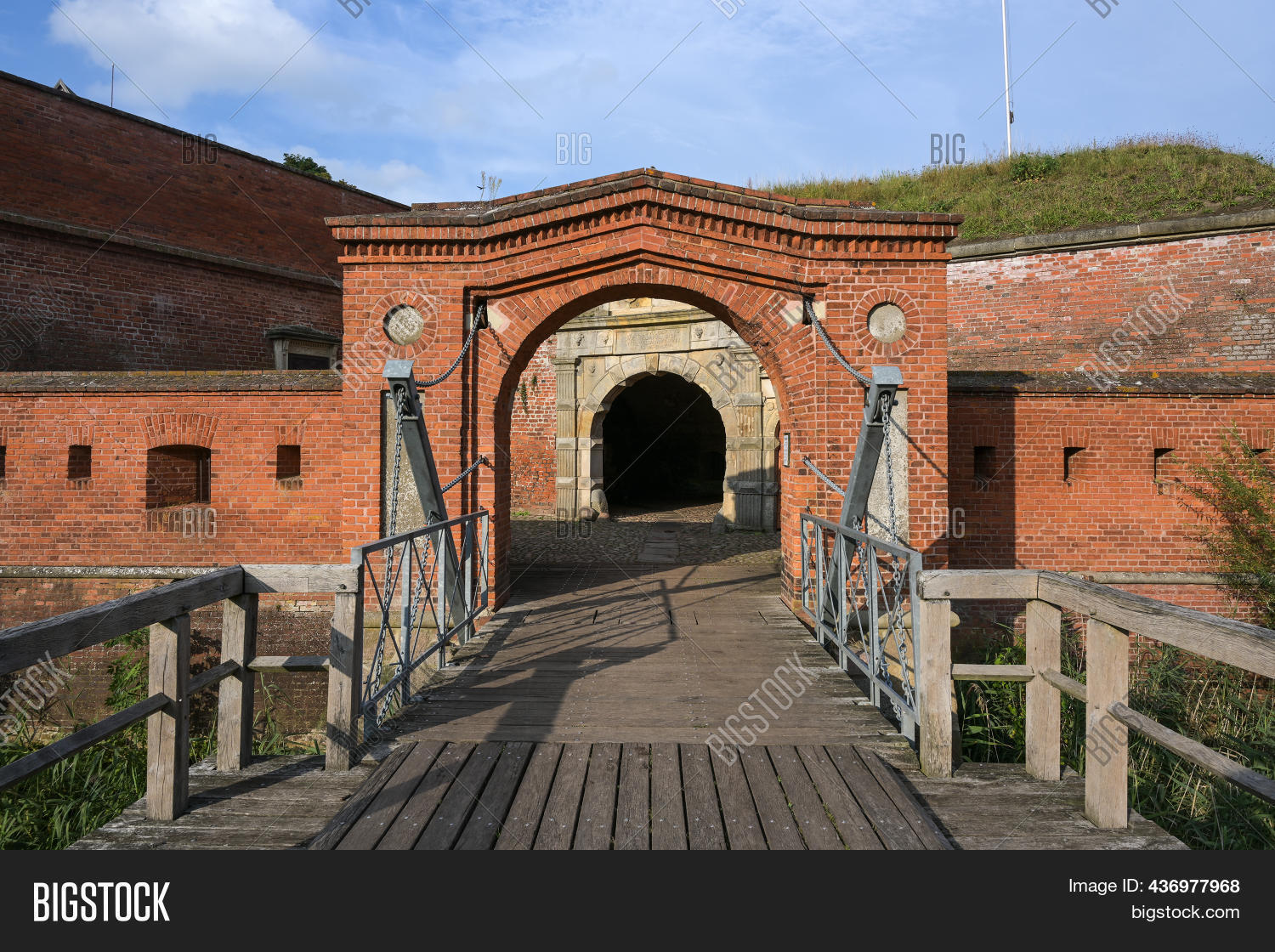 Entrance Gate 图片和照片（免费试用） | Bigstock
