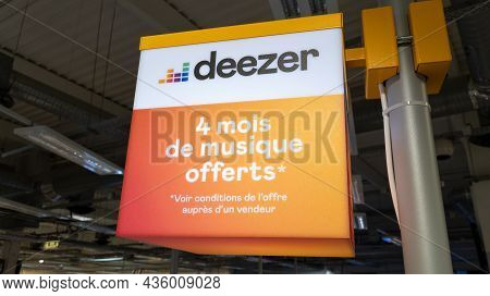 Bordeaux , Aquitaine  France - 10 10 2021 : Deezer Sign Brand And Logo Text In Shop Of Music Streami