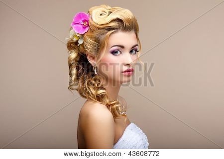 Charme. Portræt af elegante Blond hår kvinde forlovede med blomster. Womanliness