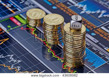 Downtrend กองเหรียญทองและ Cube Dices กับคำขาย แผนภูมิทางการเงินเป็น Backgrou