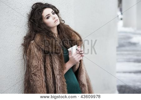 Breaktime. Atraktivní promyšlené žena držící šálek kávy a relaxaci