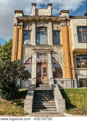 Moscow, Russia - August 29, 2020. Facade Of Mansion Of V.v. Pravdina. Old Building In Style Of Moder