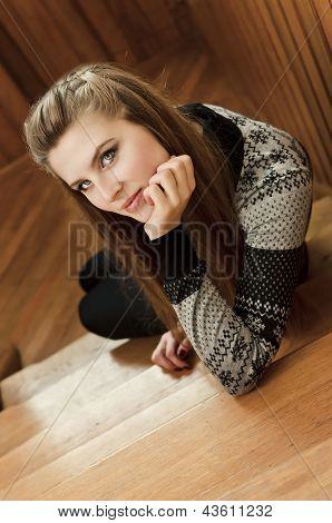 Krásná dívka sedící na žebříku