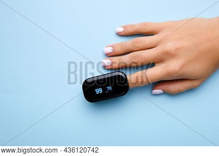 Pulse oximeter used to measure pulse rate and oxygen levels
