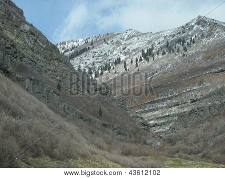 Karlı dağ Vadisi