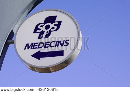 Bordeaux , Aquitaine  France - 10 10 2021 : Sos Medecins Logo Text And Brand Sign And Blue Arrow Of 