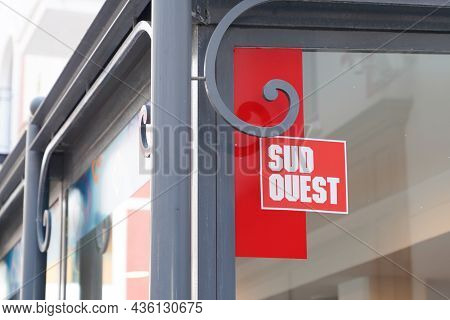 Bordeaux , Aquitaine  France - 10 10 2021 : Sud Ouest Newspaper Shop Sign Text And Brand Logo On Fre