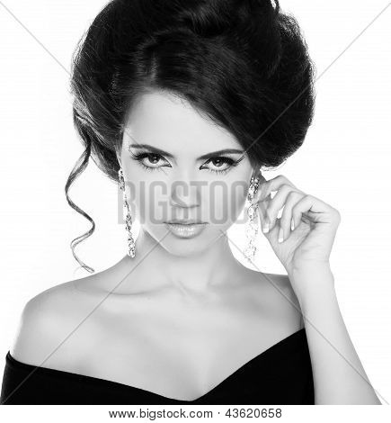Portrait Of Young Beautiful Woman mit Schmuck, Schwarzweiß-Foto