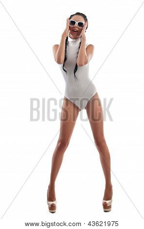 Happy krásná žena s brýlemi a plavky na bílém pozadí