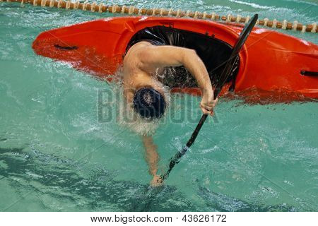 Kayak capovolto con soltanto una mano visibile