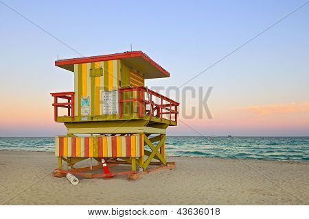 Sommer scene i Miami Beach Florida, med en farverig livredder hus