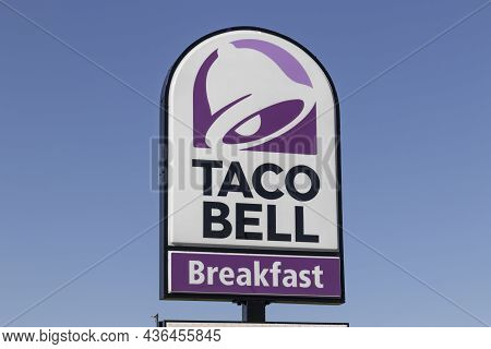 Frankfort - Circa October 2021: Taco Bell Retail Fast Food Location. Taco Bell Is A Subsidiary Of Yu