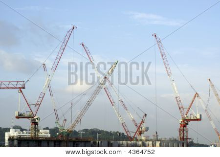 Costruzione di gru e cielo blu