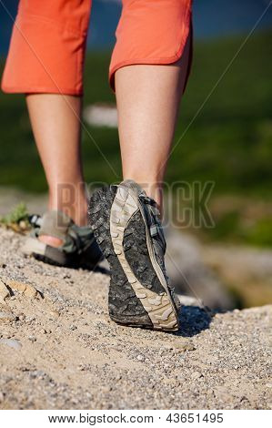 Trekker gør hende vej i sandaler Loseup