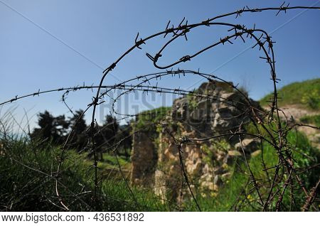 The Ruins Of Crusader Fortress Chateau Neuf - Metsudat Hunin Is Located At The Entrance To The Israe