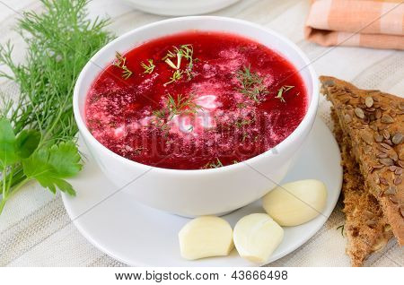 Červený boršč se zakysanou smetanou a koprem