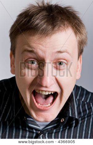 Man výkřiky
