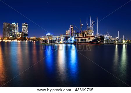 Marina por la noche en Southport, Gold Coast, Qld, Australia