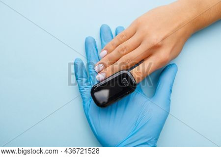 Pulse oximeter used to measure pulse rate and oxygen levels