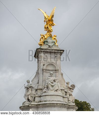 Queen Victoria Monument, London,2021. The Monument Is 25 Metres High And Uses 2,300 Tonnes Of White 