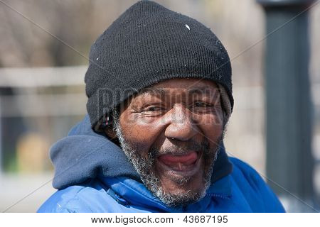 Glad och skrattar hemlös African American Man