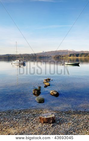 Dvě lodě zakotvené na jezero Windermere
