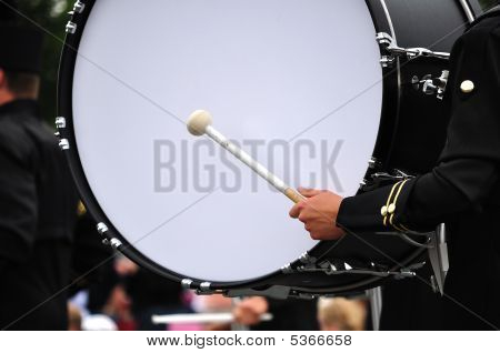 Bubeník hrající Bass Drum v průvodu