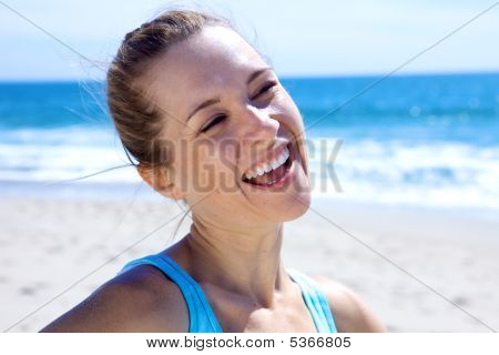 해변에서 아름 다운 여자
