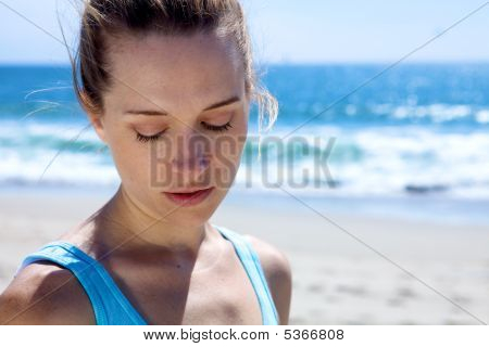 해변에서 아름 다운 여자