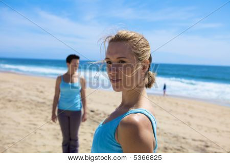 해변에서 아름 다운 여자