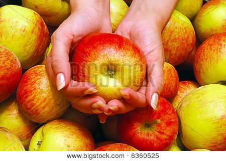 Apple holding hände
