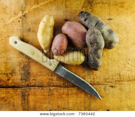 Batatas de alevinos com faca