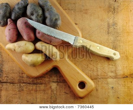 Batatas de alevinos com faca