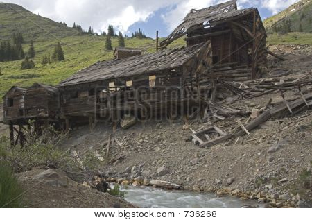 Zbytky staré hornické město v alpských smyčky/Colorado