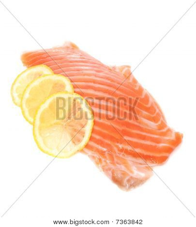 Salmone con fette di limone