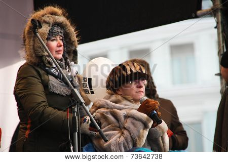 Olga Romanova and Irina Yasina on the stage of opposition rally
