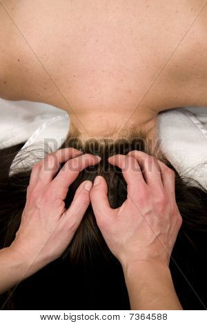 masaje de cuello y cuero cabelludo