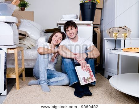 Casal feliz na casa nova