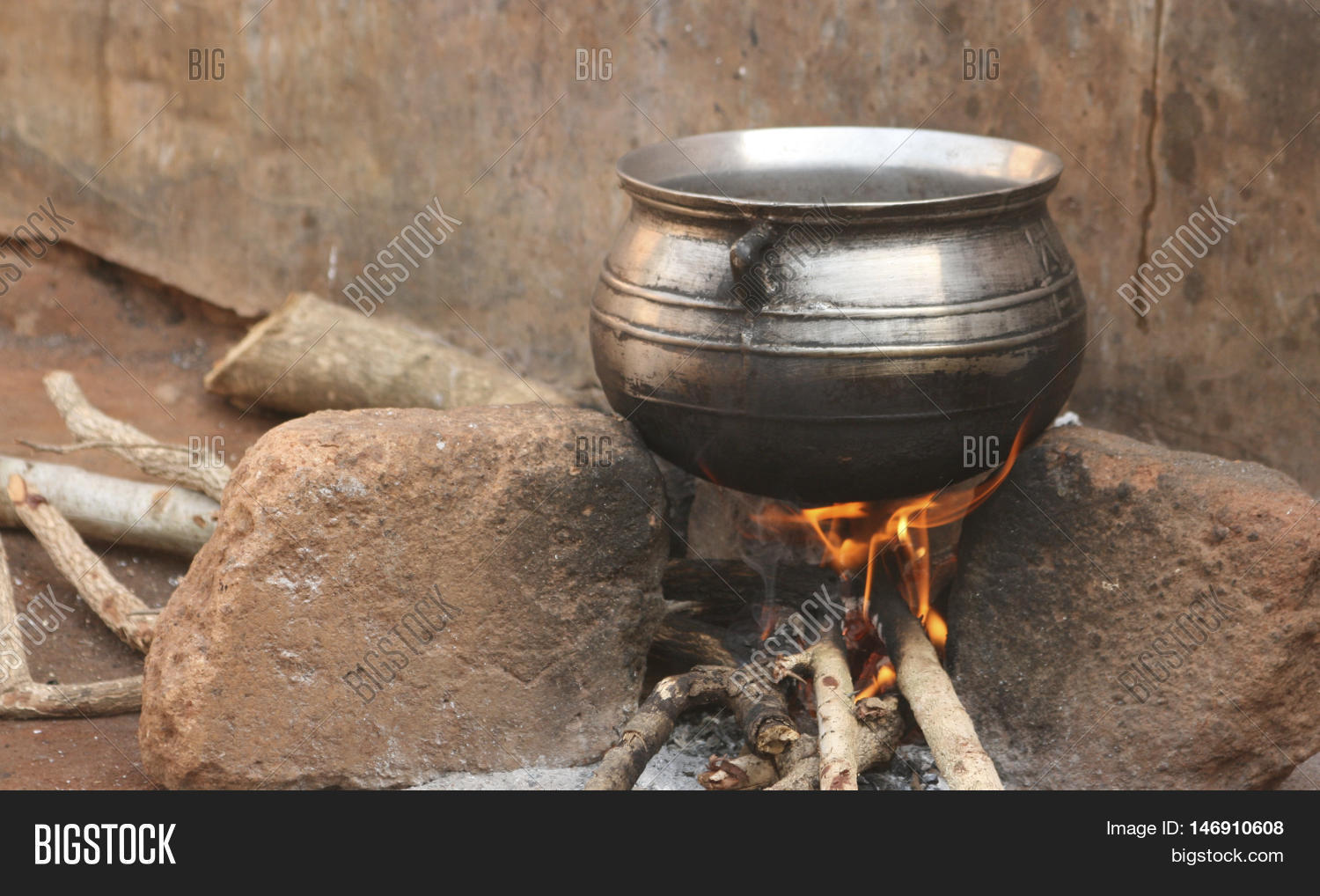 Уха на костре в котелке. Вари котел вари. Большая кастрюля в школе. Ведьма над котлом. Вари котел вари.
