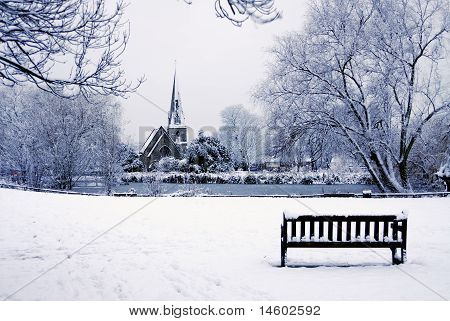 教会在雪中