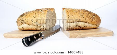 Pão na placa de cortar