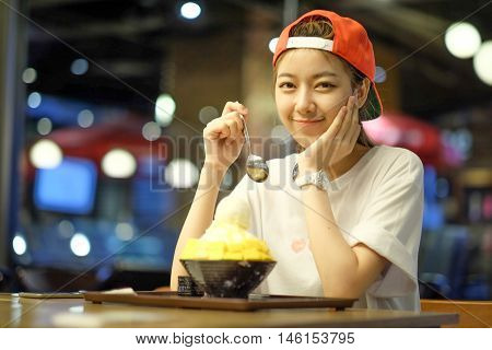 Little Girls Are Eating Bingsu Mango Cheese - Korean Dessert