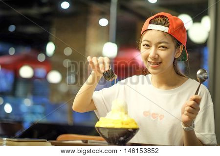 Little Girls Are Eating Bingsu Mango Cheese - Korean Dessert