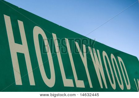 Sinal de Hollywood rua com céu azul por trás