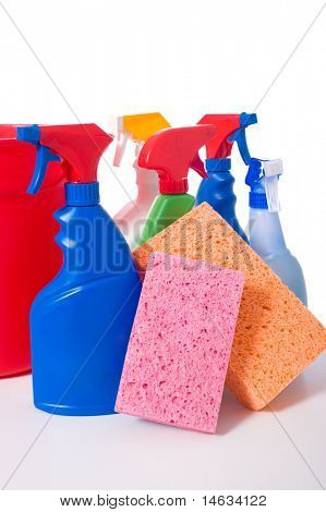 eine Vielzahl von Reinigung Versorgungsmaterialien und Chemikalien auf weißem Grund, einschließlich Sprühflaschen, Handschuhe,